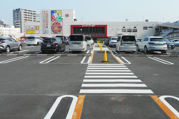 駐車場内横断歩道白線整備の様子
