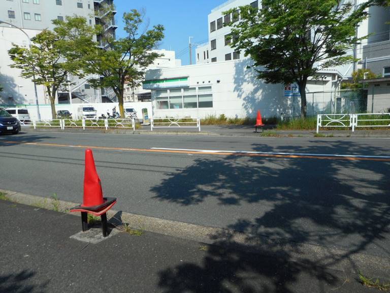 オレンジゆずるバス　旧「船場東3丁目」バス停留所の写真。バス停の看板が撤去されています。